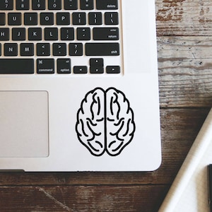 Könnte beinhalten: Ein silberner Laptop mit einer schwarzen Tastatur und einem Gehirnaufkleber in der oberen rechten Ecke des Gehäuses.