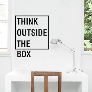 Naklejka ścienna z winylu Think Outside The Box, sztuka ścienna dostępna w 10 różnych rozmiarach i 30 różnych kolorach