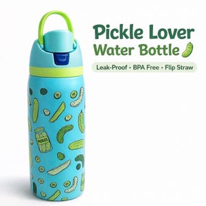 Puede incluir: Una botella de agua turquesa con asa y detalles verdes, con un estampado de pepinillos de dibujos animados. La botella tiene el texto "Pickle Lover Water Bottle" y está etiquetada como "Leak-Proof", "BPA Free" y "Flip Straw".