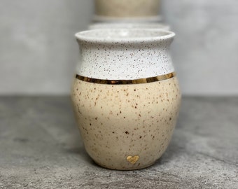 Tazza in ceramica maculata fatta a mano, bianca e beige con dettagli dorati