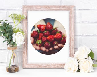 Afdrukbare Art - mooie verse aardbeien Held in handen foto - muur Office Home Decor