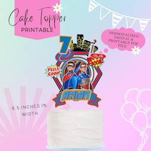 Könnte beinhalten: Druckbarer Tortendekor mit zwei Comic-Superhelden in rot, blau und gelben Kostümen. Der Topper enthält die Zahl 7, die Worte "Feels Good!" und "Boom!" sowie den Namen "Amian". Der Topper ist 8,5 Zoll breit.