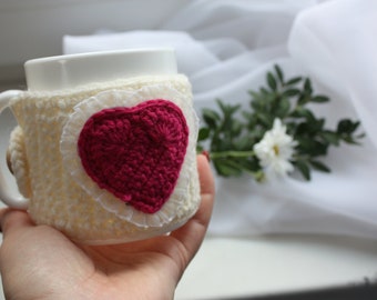 Mug cover with heart, beige mug cosy, crochet cup warmer, coffee cup, tea cup, tea cosy, Valentine's Day gift, tea lover gift, office cup