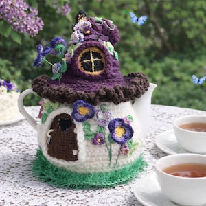 Chauffe-théière, chauffe-théière féerique, chauffe-théière tricoté, chauffe-théière maison de fée, chauffe-théière, violettes au crochet, maison violette, papillon sur fleur