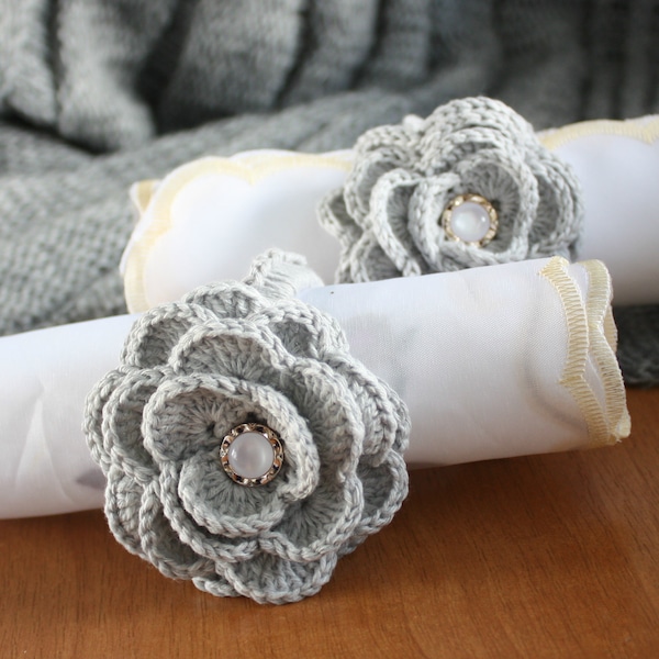Anneaux de serviette de fleurs grises, anneaux de crochet, roses grises, ensemble de deux, décoration de table, accessoire à la maison, culture gastronomique, élément de service