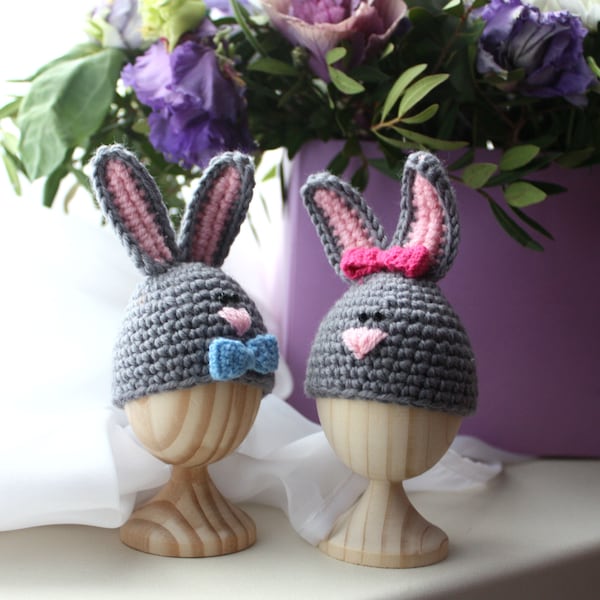 Gray bunny egg cosy, Easter rabbit, egg holder, hat for egg, egg warmer, Spring, crochet Easter decor, boy and girl, rabbit with bow
