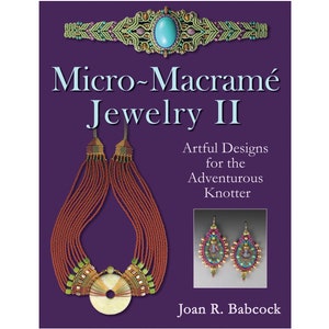 Puede incluir: Portada del libro "Micro-Macram&eacute; Joyer&iacute;a II" de Joan R. Babcock. La portada presenta un fondo morado con un collar de macram&eacute; rojo y verde, un brazalete de macram&eacute; turquesa y verde y un par de pendientes de macram&eacute; rojo y verde.