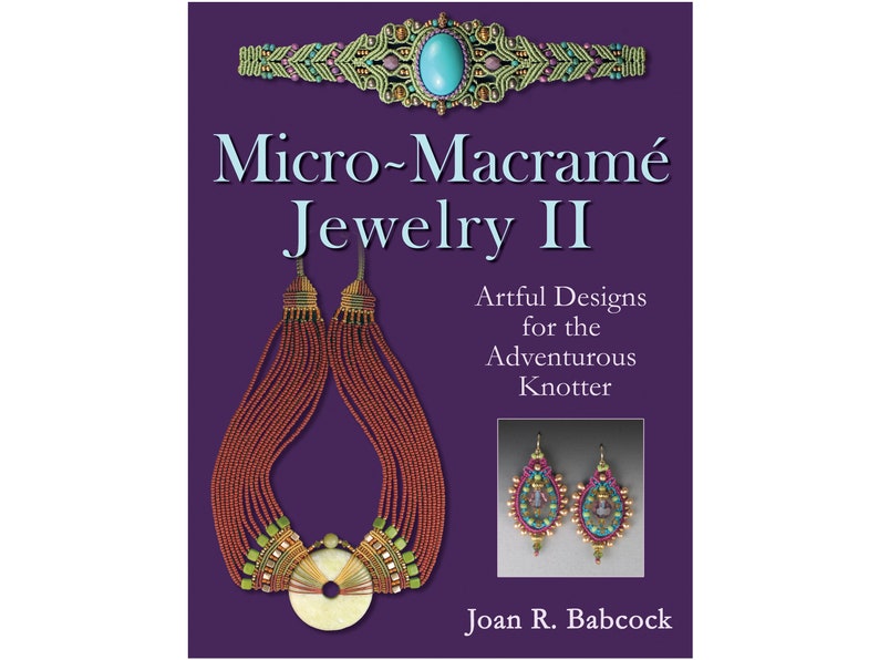 Puede incluir: Portada del libro "Micro-Macram&eacute; Joyer&iacute;a II" de Joan R. Babcock. La portada presenta un fondo morado con un collar de macram&eacute; rojo y verde, un brazalete de macram&eacute; turquesa y verde y un par de pendientes de macram&eacute; rojo y verde.