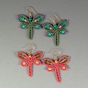 Op de afbeelding: Vier paar libellen oorbellen. Twee paar zijn groen met turquoise en roze kralen, en twee zijn koraal met oranje en groene kralen. Allemaal hebben ze goudkleurige oorhaken en paarse accenten. De oorbellen zijn handgemaakt en ingewikkeld geknoopt.