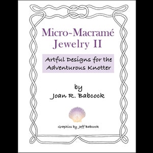 Puede incluir: Portada del libro "Micro-Macram&eacute; Jewelry II: Artful Designs for the Adventurous Knotter" de Joan R. Babcock. La portada presenta un borde decorativo y una ilustraci&oacute;n de una concha.