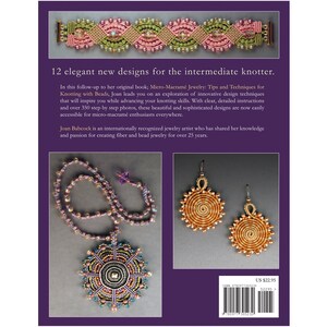 Puede incluir: Portada de libro con un brazalete de cuentas rosa, verde y dorado, un collar con un gran colgante circular y un par de pendientes. El t&iacute;tulo del libro es "12 nuevos dise&ntilde;os elegantes para el anudador intermedio". La portada del libro tambi&eacute;n incluye el texto "Micro-Macram&eacute; Jewelry: Tips and Techniques for Knotting with Beads".