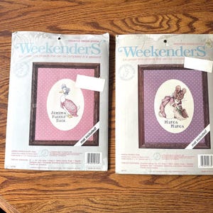 Pode incluir: Dois kits de ponto cruz contado "Weekenders". Um apresenta um pato com o texto "Jemima Puddle Duck", o outro um coelho com o texto "Hunca Munca". Ambos kits incluem um passe-partout e estão em embalagem selada.