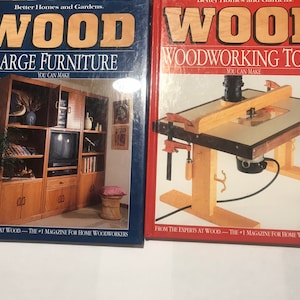 Può includere: Due libri con copertina rigida intitolati "WOOD" di Better Homes and Gardens. Uno è "LARGE FURNITURE" e l'altro è "WOODWORKING TOOLS". Le copertine presentano immagini di mobili e utensili per la lavorazione del legno.