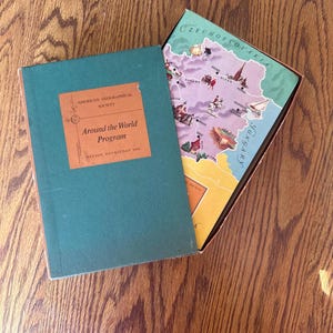 vintage American Geographic Society « Around the World Program » 1957 Coffret 6 livres de poche avec autocollants Artisanat en papier de collection 6 pays