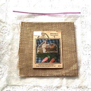 Lieferung von Oster- Vintage Kreuzstichvorlage und Stoff, Homespun Elegance Kaninchen mit Eierwagen, Kissen, gefüllt oder Wanddekor