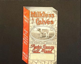Può includere: Una pubblicità vintage per l'alimento per vitelli "Milkless Calves", con un'illustrazione di una mucca. La confezione rossa e bianca include testo come "How to Raise Them Without Milk" e "Ryde's Cream Calf Meal". L'annuncio è su sfondo nero.
