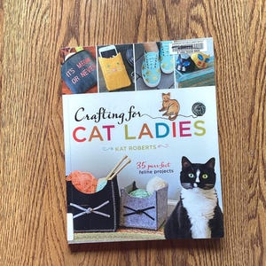 Creazioni per amanti dei gatti: 35 progetti felini perfetti di Kay Roberts. Cucito, ricamo, moda, decorazioni per la casa, feste, regali originali e divertenti per adolescenti e adulti.