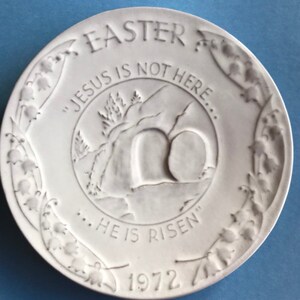 Vintage Easter Frankoma Commemorative Plate 1972 Christian Religious Gift Oral Roberts Assoc. white washed glaze Ceramic 7” Trivet Plaque