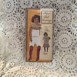 Saludos de muñeca de papel de The Old Print Factory OOP HTF Muñeca de papel para diseñar, vestir con sobre para enviar Regalo de pronta recuperación divertido para jóvenes o adultos