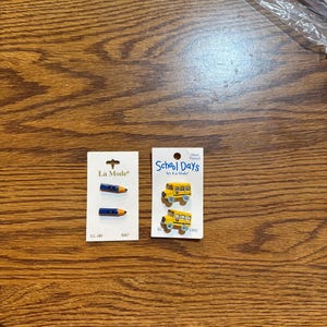 Bottoni vintage per il ritorno a scuola di La Mode e School Days Choice: matite o decorazioni con scuolabus gialli