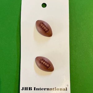 Botones de fútbol vintage de resina marrón de plástico de 2,2 cm pintados a mano por JHB INTL. sobre cartón original. Juego de 2. Lavables en seco. Fabricados en Francia.
