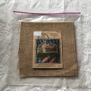 Lieferung von Oster- Vintage Kreuzstichvorlage und Stoff, Homespun Elegance Kaninchen mit Eierwagen, Kissen, gefüllt oder Wanddekor
