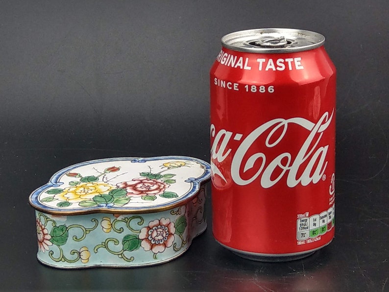 Chinese Canton Enamel on Copper Floral Quatrefoil Shaped Trinket Box