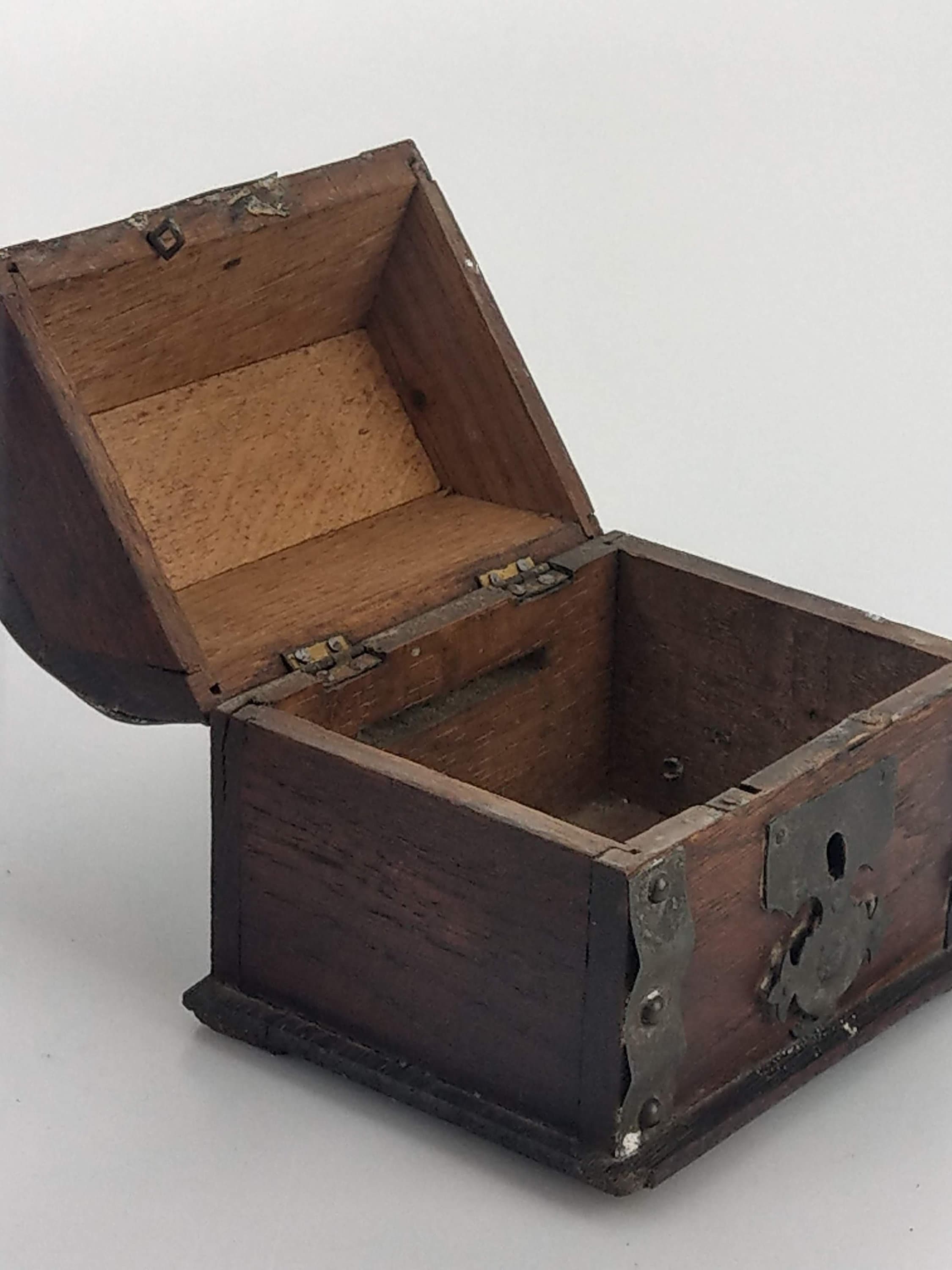 Caja de dinero de madera y hierro antiguo del siglo XIX Etsy