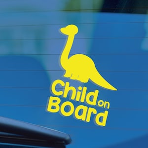 ロアリングアドベンチャー 恐竜の子供が乗っているデカール - 恐竜の車の窓のバンパービニールデカール安全ステッカー、6種類の恐竜からお選びいただけます。