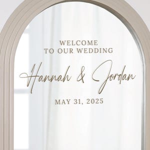 Bienvenido a nuestra calcomanía de espejo para bodas / Letrero de boda personalizado / Elegante calcomanía de vinilo para espejo / Decoración de recepción con nombres y fecha de pareja