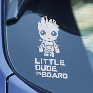LITTLE DUDE ONBOARD - Naklejka winylowa na zderzak szyby samochodu. Baby Groot, Guardians of the Galaxy. Typ 2