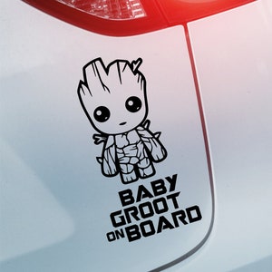 BABY GROOT NA POKŁADZIE | Zderzak na szybę samochodu | Naklejka winylowa | Baby Groot inspirowany Strażnikami Galaktyki | Typ 1