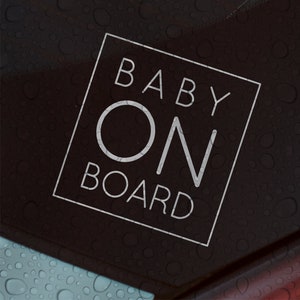 BABY ON BOARD | シンプルなスクエアデザイン | 車の窓のバンパービニールデカールステッカー | 全色ご用意しております