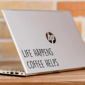 Life Happens Coffee Helps - Laptop Aufkleber Aufkleber für alle HP, Dell, Acer, Asus, Microsoft, Lenovo, Chromebook, Razer, Samsung, MSI Modelle