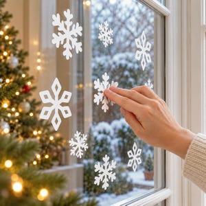 Fensteraufkleber mit weißen Schneeflocken • 14er-Pack • Wiederverwendbare Weihnachtsdekoration für Fenster • 45–85 mm