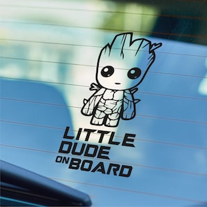 MAŁY KOLESIAK NA POKŁADZIE | Zderzak na szybę samochodu | Naklejka winylowa | Baby Groot inspirowany Strażnikami Galaktyki | Typ 1