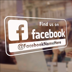 以下が含まれることがあります： 青いFacebookのロゴと「Find us on facebook @FacebookNameHere」というテキストが書かれた白い看板。