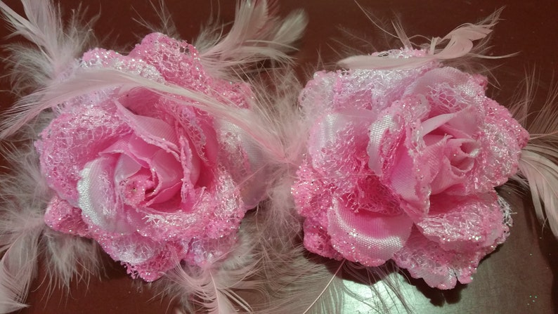 Lot de 4 FLEURS en Organza 5 couleurs au choix, montée sur broche avec plumes et dentelle. Mariage, robe, sac, femme, coiffure, bijoux. image 6