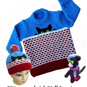 Op de afbeelding: Een blauwe gebreide trui met een rood-wit baksteenpatroon en een zwarte kat die over de rand kijkt. De trui is voor een kind met een borstomvang van 51 tot 66 cm. De tekst "Kitten on a brick Wall Sweater" en "Double Knitting" is in de afbeelding opgenomen.