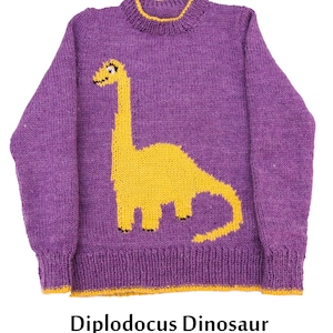 Peut inclure: Pull en maille violet avec un motif de dinosaure jaune. Le pull est réalisé en double maille et convient à un tour de poitrine de 61 à 81 cm. "Diplodocus Dinosaur Sweater" et "Designs by Linda Moorhouse" sont imprimés en bas de l'image.