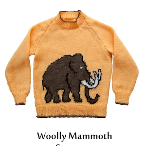 Könnte beinhalten: Ein orangefarbener Wollmammut-Pullover mit einem braunen Mammut-Design. Der Pullover hat einen Rundhalsausschnitt und lange Ärmel. Die Brustweite beträgt 61-81 cm.