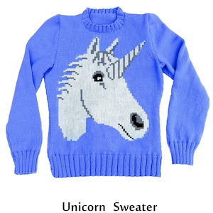 Peut inclure: Un pull en tricot bleu avec un motif de licorne blanche. Le pull est pour un tour de poitrine de 61 à 97 cm et est réalisé en double tricot.