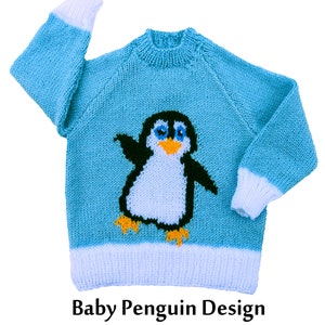 Op de afbeelding: Een lichtblauwe gebreide baby trui met een pinguïn ontwerp. De trui heeft witte manchetten en een witte zoom. De pinguïn is zwart, wit en geel. De afbeelding bevat de tekst "Linda's Knitwear Designs" en "Baby Penguin Design".