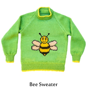 Puede incluir: Suéter de punto verde con un diseño de abeja amarilla. El suéter tiene un ribete amarillo alrededor del cuello y los puños. El texto "Bee Sweater" está impreso debajo del suéter. El texto "Double Knitting" y "24-32 inch chest" está impreso debajo del texto "Bee Sweater". El texto "designs by Linda Moorhouse" está impreso debajo de la medida del pecho.