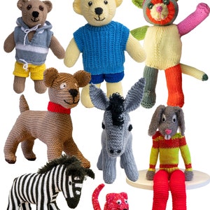 Pode incluir: Uma coleção de brinquedos de animais de malha, incluindo uma zebra, um burro, um gato, um cão, um coelho e ursos de peluche. Os brinquedos são de diferentes cores e têm várias expressões nos seus rostos. O título "Cute Toys to Knit 2" está no topo da imagem. O texto "designs by Linda Moorhouse" está na parte inferior da imagem.