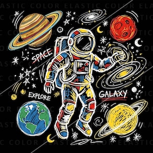 K&ouml;nnte beinhalten: Ein schwarzer Grafikdruck mit einem zentralen Astronauten, umgeben von bunten Planeten, Sternen und Galaxien. Das Design enth&auml;lt den Text SPACE, EXPLORE und GALAXY in Wei&szlig;, mit kritzelartigen Texturen in Rot, Gelb und Blau auf dem Anzug.