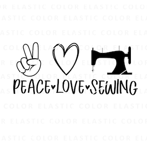 Puede incluir: Diseño gráfico en blanco y negro con un signo de paz, un corazón y una máquina de coser. El texto "Peace Love Sewing" está debajo de los símbolos.