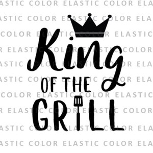 Może przedstawiać: Czarno-biały projekt graficzny z koroną i tekstem "King of the Grill" z łopatką.