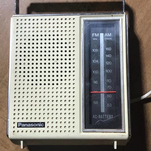Vintage 1970’s era Panasonic AM/FM portable radio
