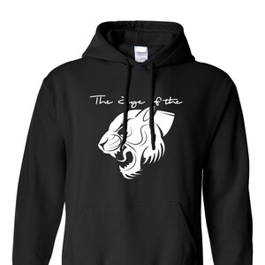 Op de afbeelding: Zwart hoodie met een witte afbeelding van een tijgerkop en de tekst "The edge of the"